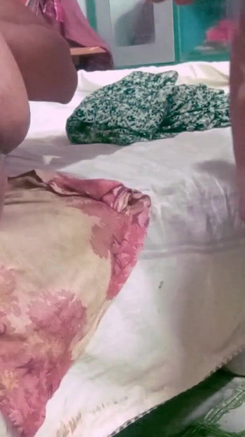 Emotivni trenutak iz "Seksi i prekrasna žena jebe muža u guzicu za ruku i shasu."