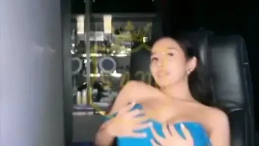 Sexyster streich, nackt von fremden, zeigt ihre nasse muschi