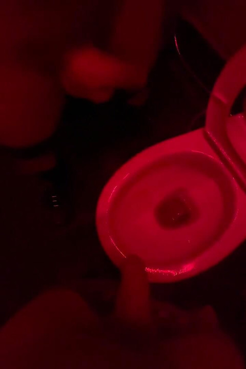 หนุ่มมือสมัครเล่นดูเพื่อนของเขาฉี่ในห้องน้ําของคลับ, ให้เขาช่วยมือและโดนเย็ดจัดหนัก...