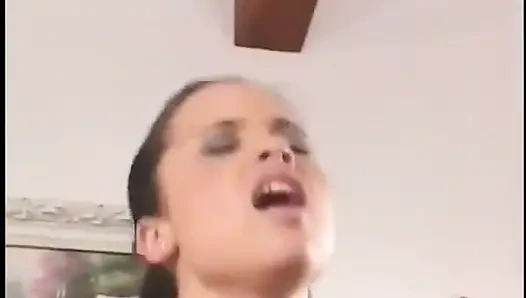 Yalnız aç kız ve ateşli adam vahşi sekste birbirlerini tatmin ediyor
