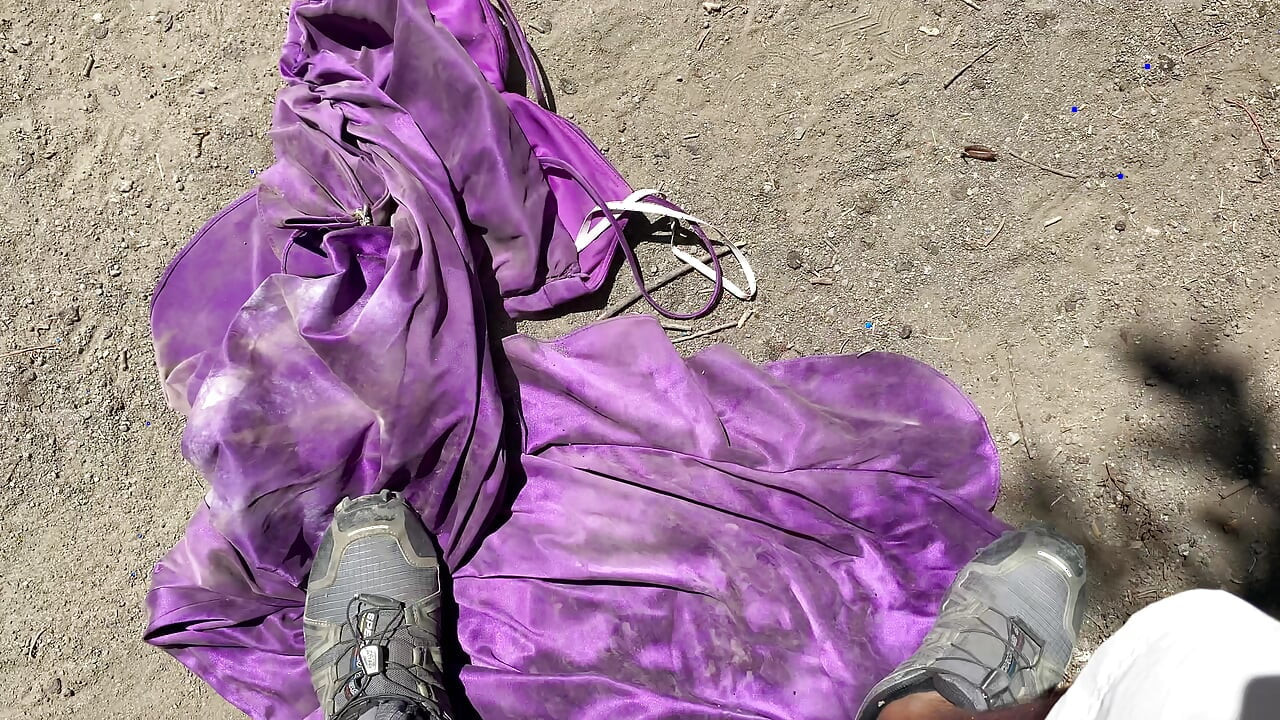 Rochia de bal a Samanthai lovită cu piciorul și thrashed pe un traseu de drumeții