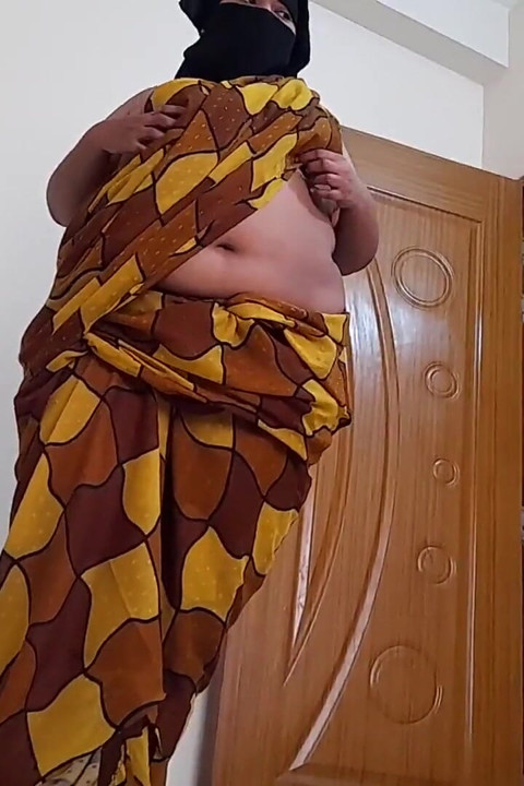 The son in law fucked the Gujarati sexy Stepmother in law when the wife was not at home