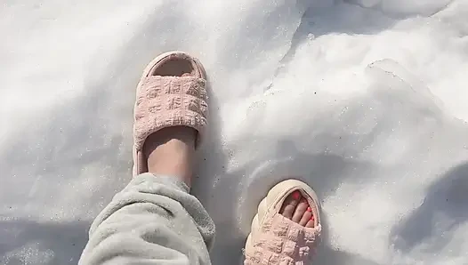 Ich laufe barfuß im Schnee, der Schnee knirscht unter meinen Zehen.