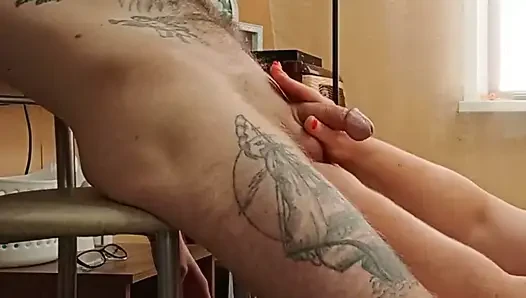 Lutscht und wichst einen schwanz und dann fülle ich ihre muschi mit sperma und fisting