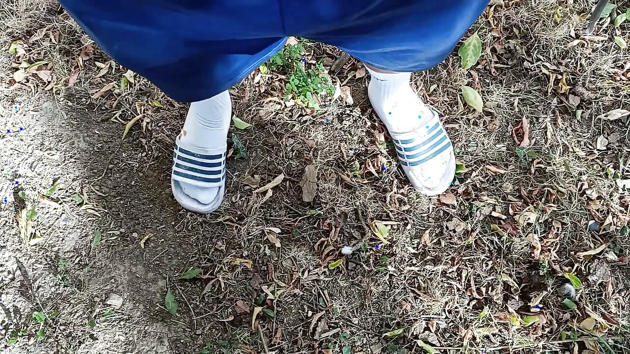 スライドで靴下を汚す方法 - 中古靴下とスライド、そして未開きの柔らかいペニス