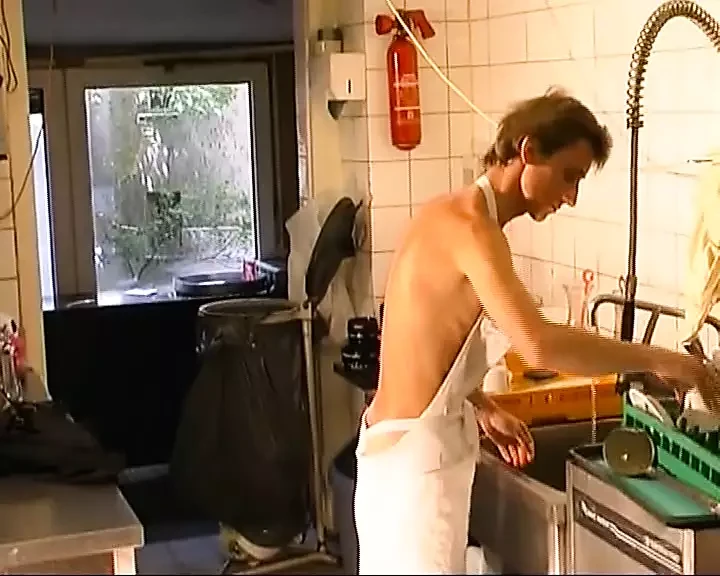 Una fantastica ragazza bionda dalla Germania si fa spruzzare le tette da una lunga verga