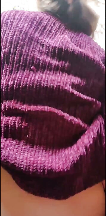 Napakainit na puta na may magandang katawan, sinisipsip ako habang nagmamaneho at kinakantot nang malakas hanggang sa siya ay umungol at sumigaw