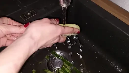 Ich stecke eine gurke in meine haarige muschi