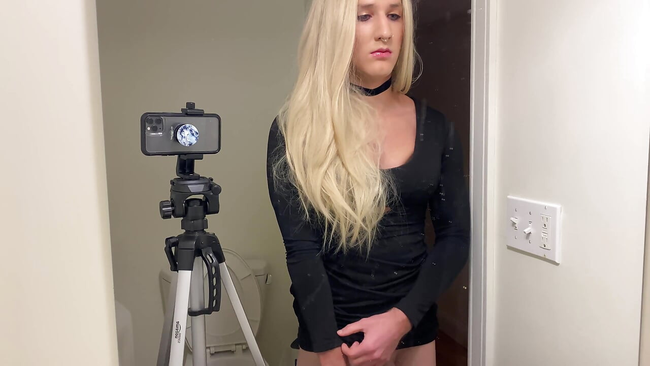 Het crossdresser knullas av utlösning dildo