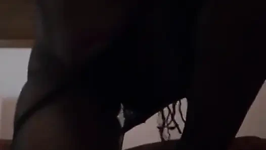 Genç üniversiteli kız kamera önünde mastürbasyonun tadını çıkarıyor