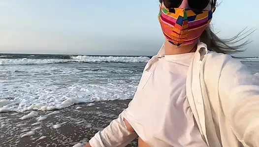 Büyük göğüslü, sütyensiz, sokakta yürüyen sarışın