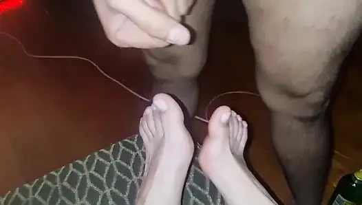 Наблюдаю, как мой муженек интенсивно играет с этой киской до сквиртующей оргазма