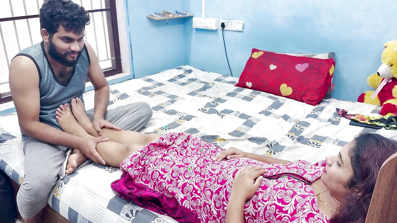 sautela bhaee sauteli bahan ko pairon ki maalish aur pairon ke chunban ke lie bahkaata hai