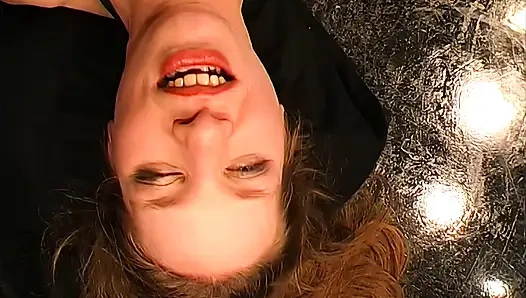 Heiße Brünette Nimmt Schwanz Tief in Den Hals Mit Leidenschaftliches Lutschen