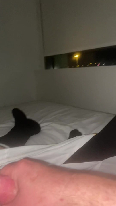 Sert yarağımı pornoya mastürbasyon yapıyor