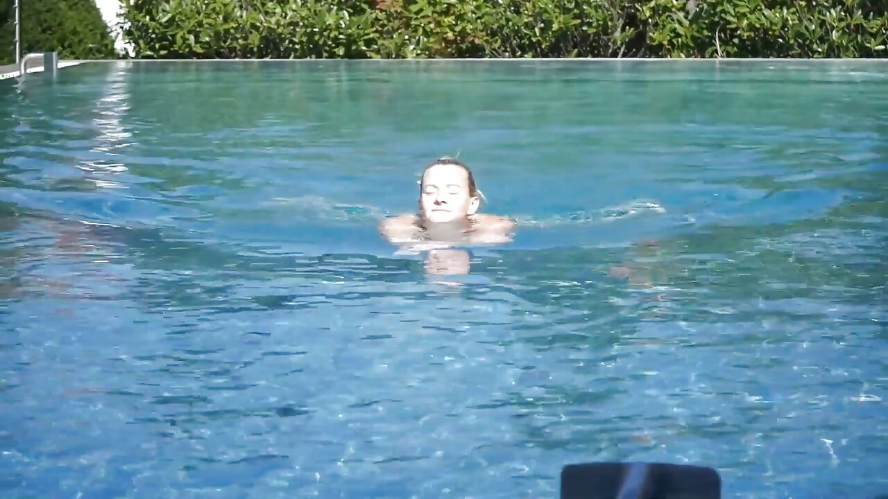 Nadou um pouco na piscina e brincou com a action cam debaixo d'água