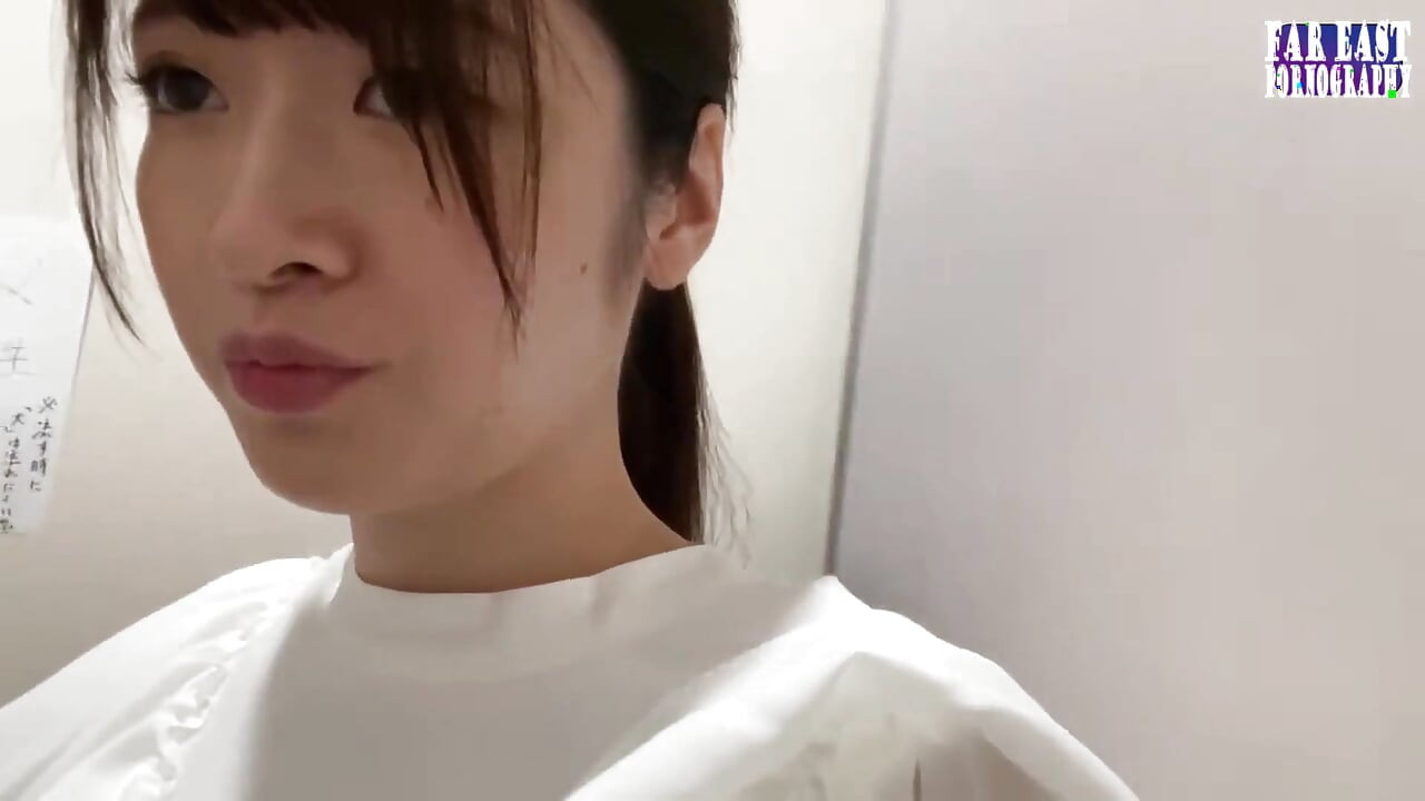 濡れた跡がさまよい、前半は自分をさらけ出すたびにいたずらなきらめく軌跡を残します