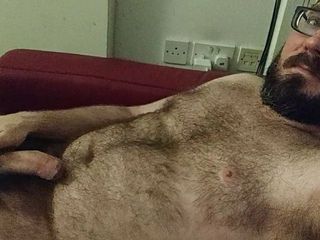 Un urs păros, netăiat, se masturbează