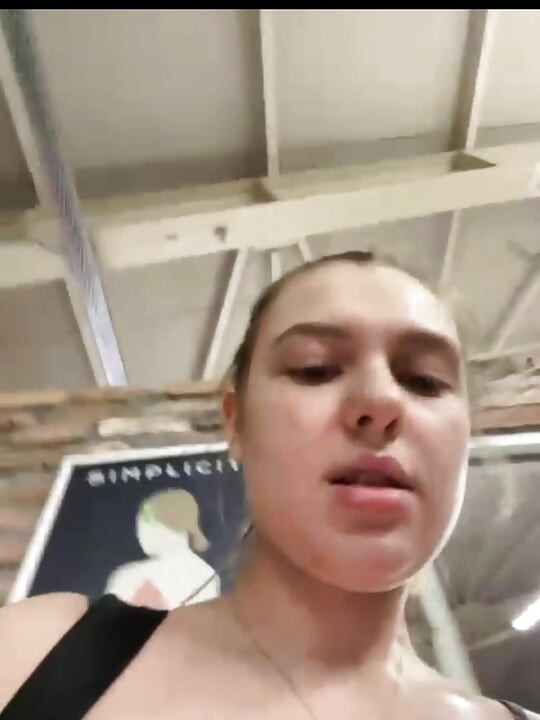 Тренування товстушки в спортзалі