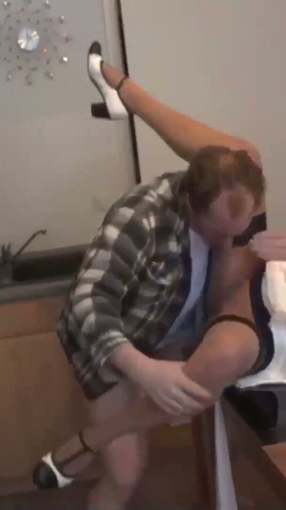Nerd fickt seine Milf Alte auf dem Tisch | Clip 3