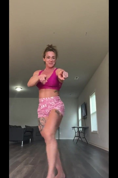 Pose pose mit Simone Steele
