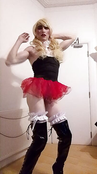 Sissy tranny Emilyhardon exposing herself
