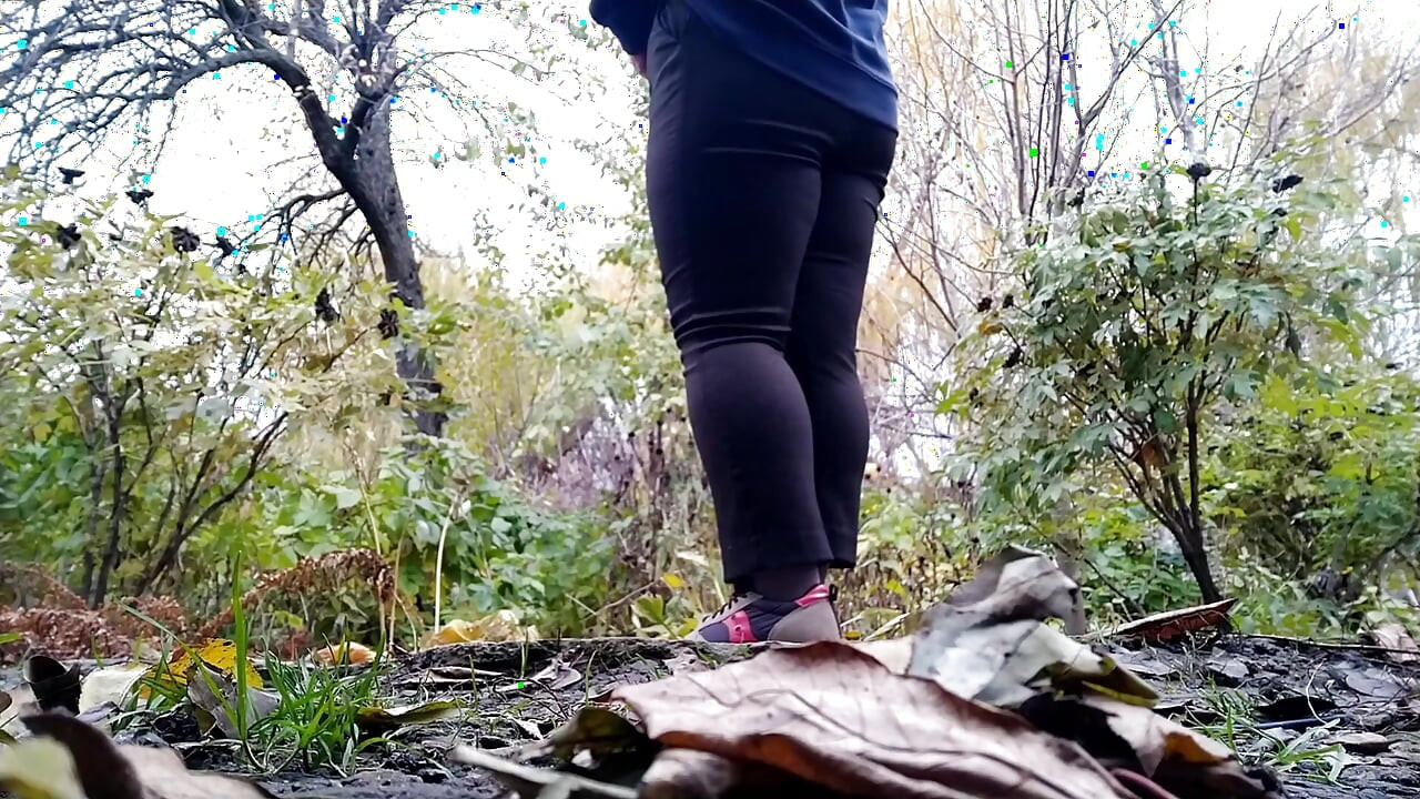 Matura milf formosa fa pipì mentre è accovacciata