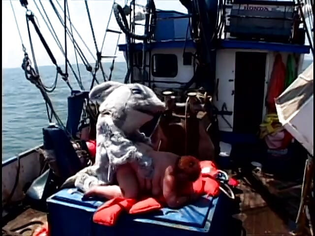 Ogromnu kučku jebe i svršava čovek u kostimu delfina
