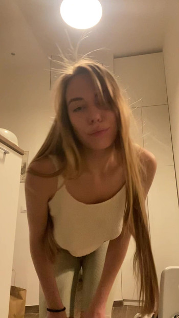 Pussy teasing with camel toy 🍑