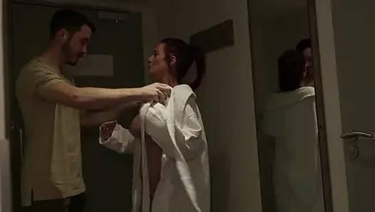 Горячая MILF трахается с консьержем отеля