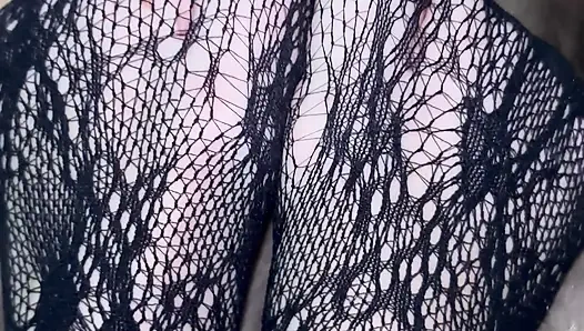 Играю с моими ногами в сексуальных чулках и на каблуках