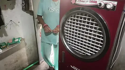 In the kitchen, water was taken out of penis, showing big boobs and Hindi audio best handjob.