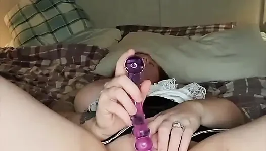 Pembantu nakal ini lagi muasin memeknya pakai dildo kaca