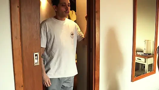 Threesome intens: dua pria benar-benar menutupi kecantikan kecil