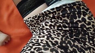 Mes jambes en nylon sexy, mes talons hauts et ma robe léopard