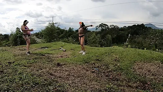 Секс на улице на Хэллоуин с двумя латинами