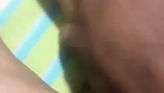 жена получает массаж