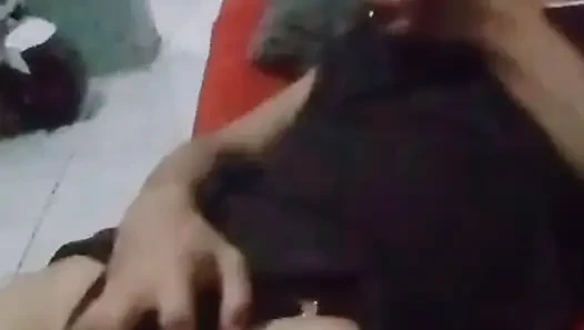 Güzel kız telefonuyla rahatlıyor