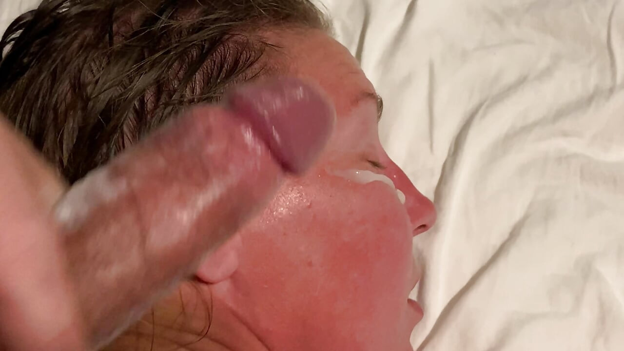 גילף מקבלת כוס מלא בשפיך ואז הפנים שלי מרוססות בזרע, סמיך ומטפטף מיץ גבר