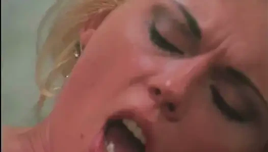 Kelly Kanepede Kıç Sıkıştırıyor