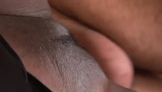 Cewek semok kulit hitam ini dientot habis-habisan sama kontol besar pria kulit putih sampai mengerang keenakan