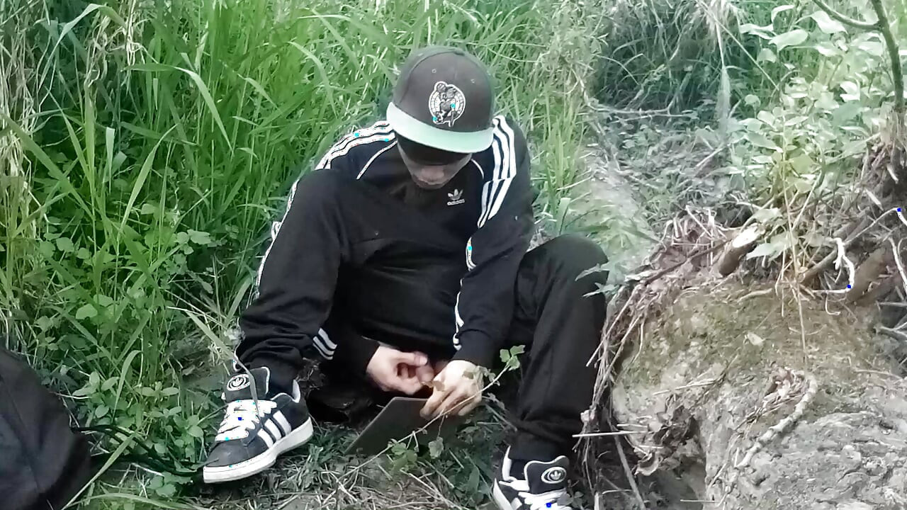 Mira el culo de Jon Arteen detrás de escena mientras el twink limpia el semen después de que eyacula al aire libre