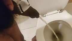 Indische mannen met zwarte lul plassen in het toilet