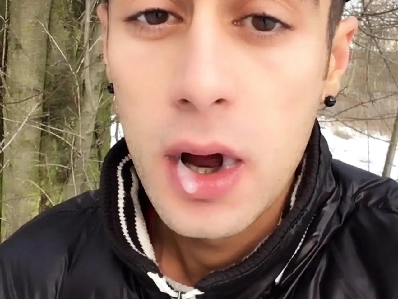 射在舌头上并吞下来自巡洋舰的精液