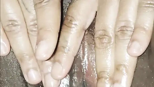 Mit dem dildo ihre muschi streicheln!