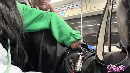 Она не может смотреть на отметку громкости и затащила меня внутри метро Сан-Паулу