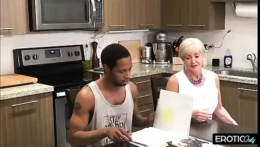 Nenek tua ngentot kontol besar pria kulit hitam