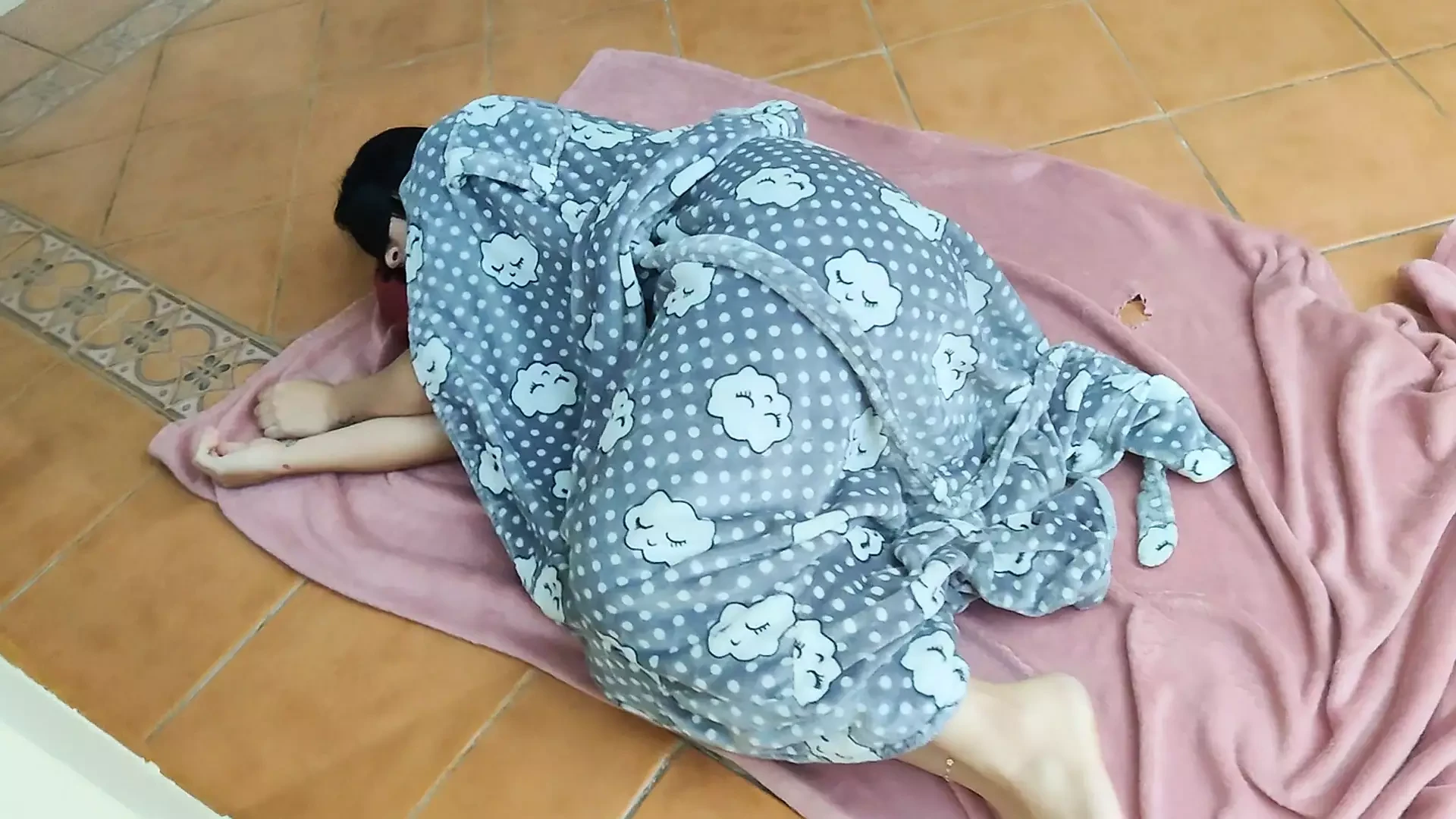 Mengambil keuntungan dari ibu tiri yang ditutup matanya