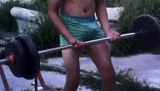 Boksörlü İsa egzersiz yaparken heyecanlı geçmiş videolar derlemesi