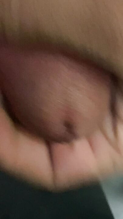 In the bathroom, there was a cock that was getting an erection, only knowing how to endure it, not having to do it